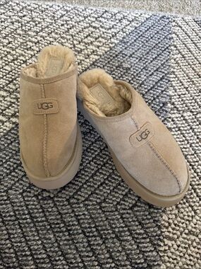 UGG Discoquette - Plush-Lined Suede Slip-On Mule Slippers in Sand